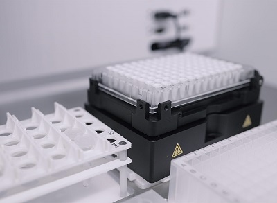 flowbot™ ONE qPCR�wϵȫ�Ԅӽ�������վ