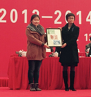 賽默飛中國人力資源總監(jiān)鄒琦女士為獲獎學(xué)生頒發(fā)STEM獎學(xué)金